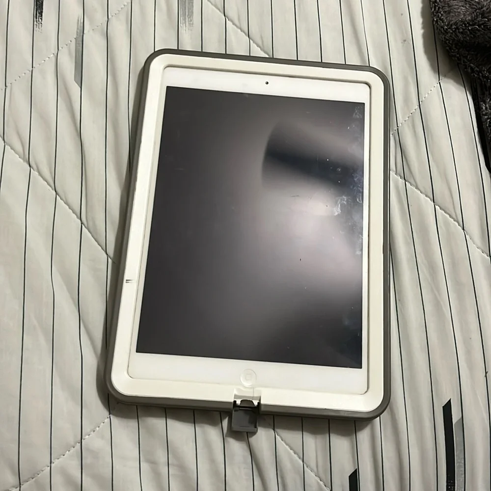 Apple iPad Air 1st generation- silver